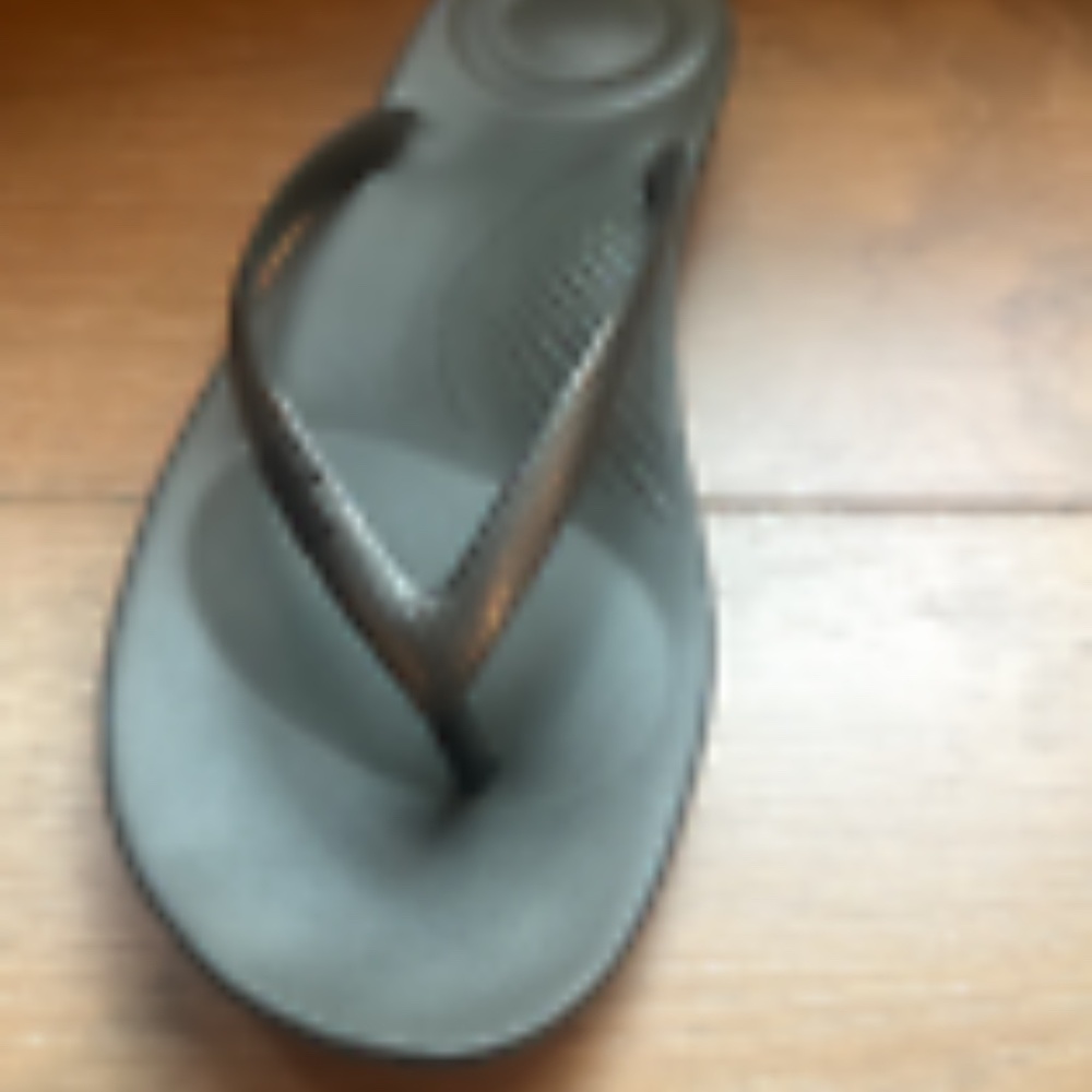 BRAND NEW DARK OLIVE FITFLOPS -US 7- IN BOX - 2 PAIRS